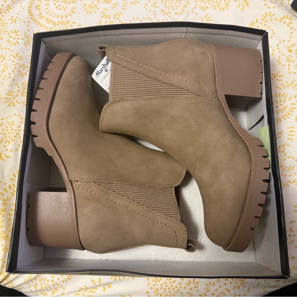NWT MIA Women's Jody Lug Sole Tan Ankle Chelsea Boots Booties Size 8.5 - Picture 2 of 4